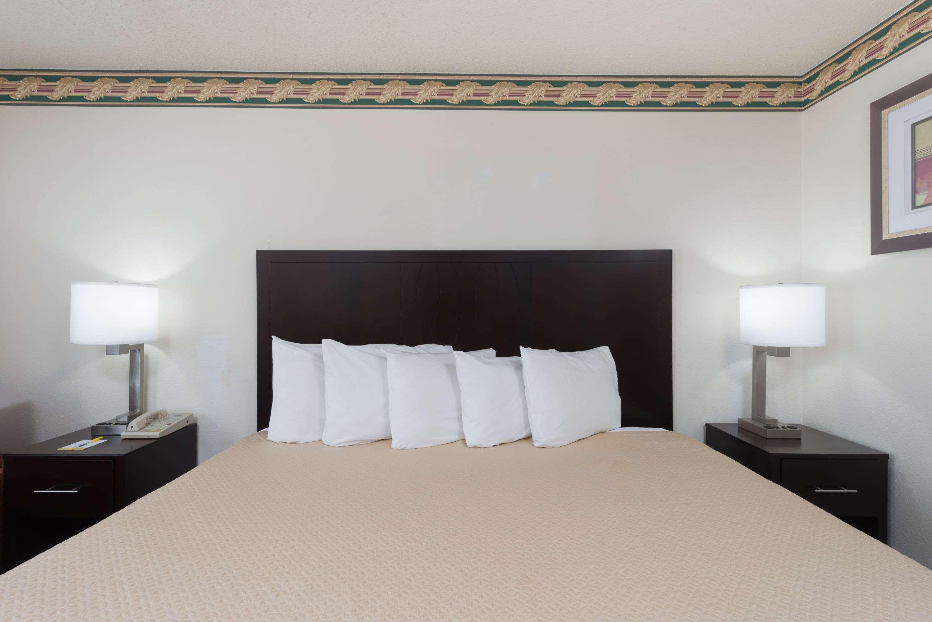 Days Inn By Wyndham Mexico Buitenkant foto